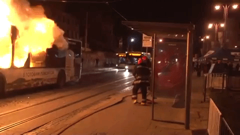 В центре Львова полностью сгорел автобус