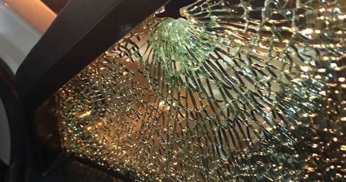 Під Києвом невідомі обстріляли два автомобілі. В одному з них були діти