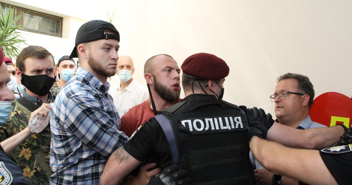 У Києві невідомі молодики намагалися зірвати конкурс на визначення перевізників на столичних маршрутах / © КМДА