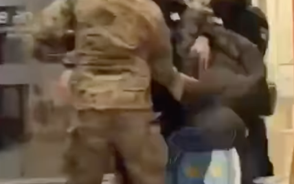 Во Львове "жестко" задержали мужчину – в полиции рассказали, что на самом деле произошло (видео)