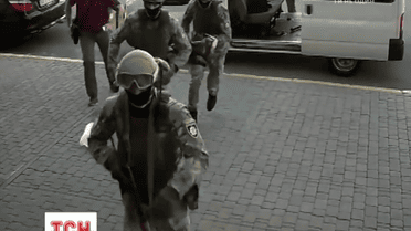 С выбитыми дверями и журналистами провели обыск в офисе ГПСУ и на границе со Словакией