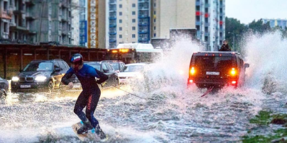 Московські екстремали покаталися затопленими вулицями на байдарках та вейкборах