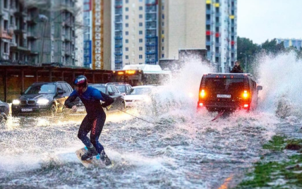 Московські екстремали покаталися затопленими вулицями на байдарках та вейкборах
