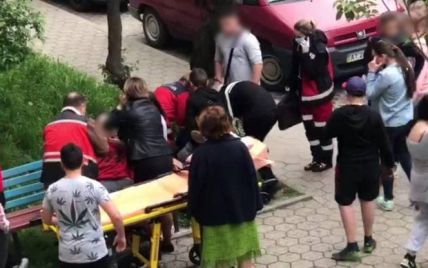 Виносили на руках: в Івано-Франківську знайшли непритомних дітей, які розпивали алкоголь біля садка