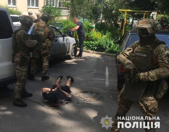 Організували "бізнес" на вимаганні коштів: у Полтавській області викрили злочинне угруповання