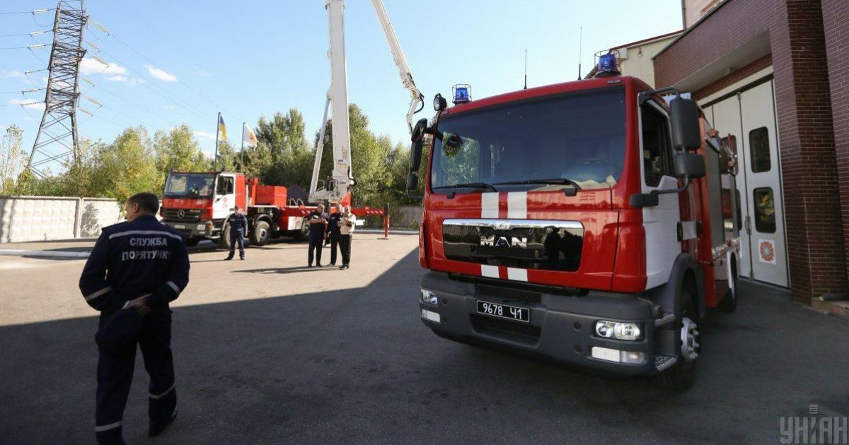 Пожежна машина зносить позашляховик та їде далі на виклик відео