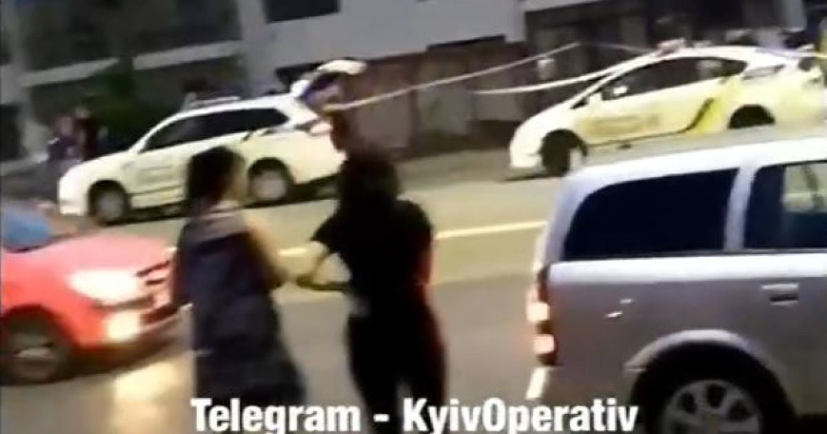 На столичній Троєщині автівка влетіла у зупинку і перекинула споруду