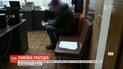 В столице мужчина ударил гантелью любимую и выбросился из окна многоэтажки