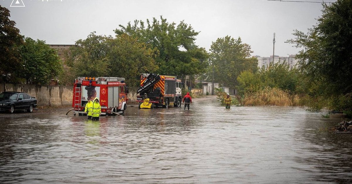 Одеса тоне: після зливи чоловік витягнув із провалля хлопця, який не вмів плавати