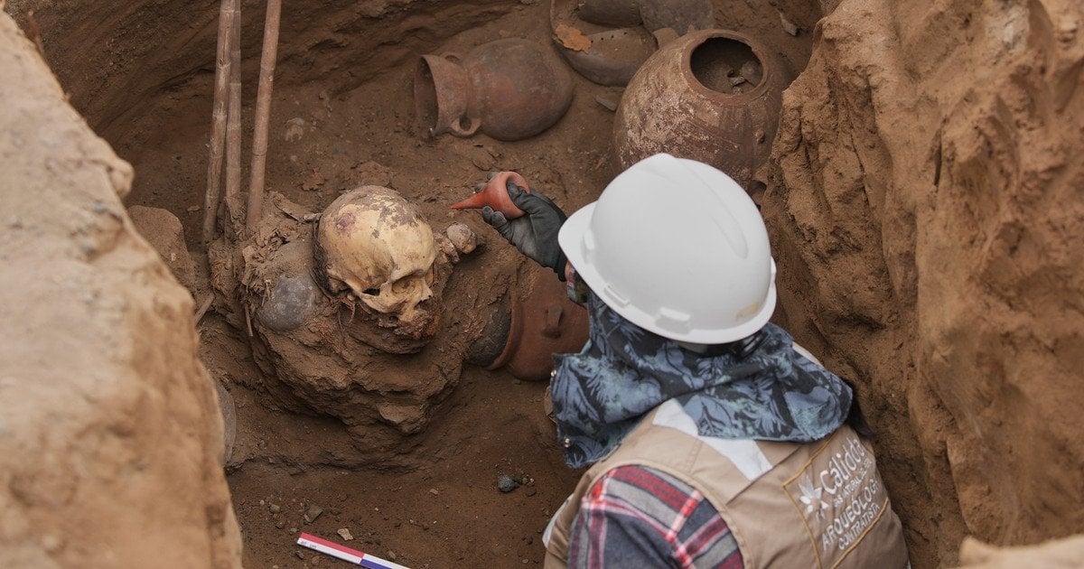 Археологи на місці розкопок