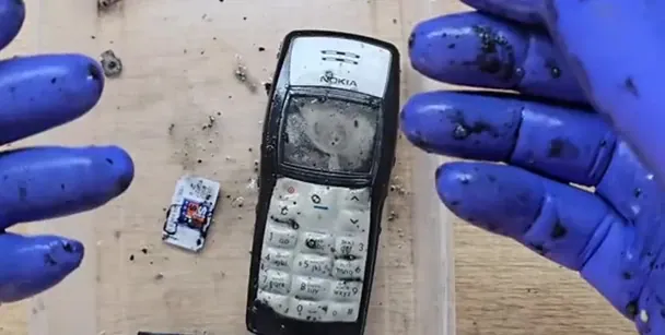 У Чорному морі знайшли легендарну Nokia: що відбулося з телефоном за 15 років у воді (фото)