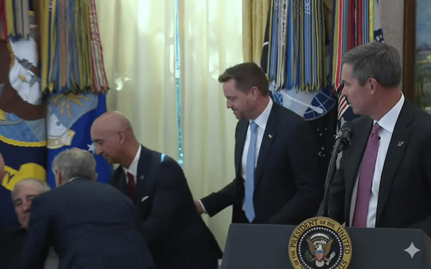 Бізнесмен знепритомнів поруч з Трампом: подробиці інциденту в Овальному кабінеті