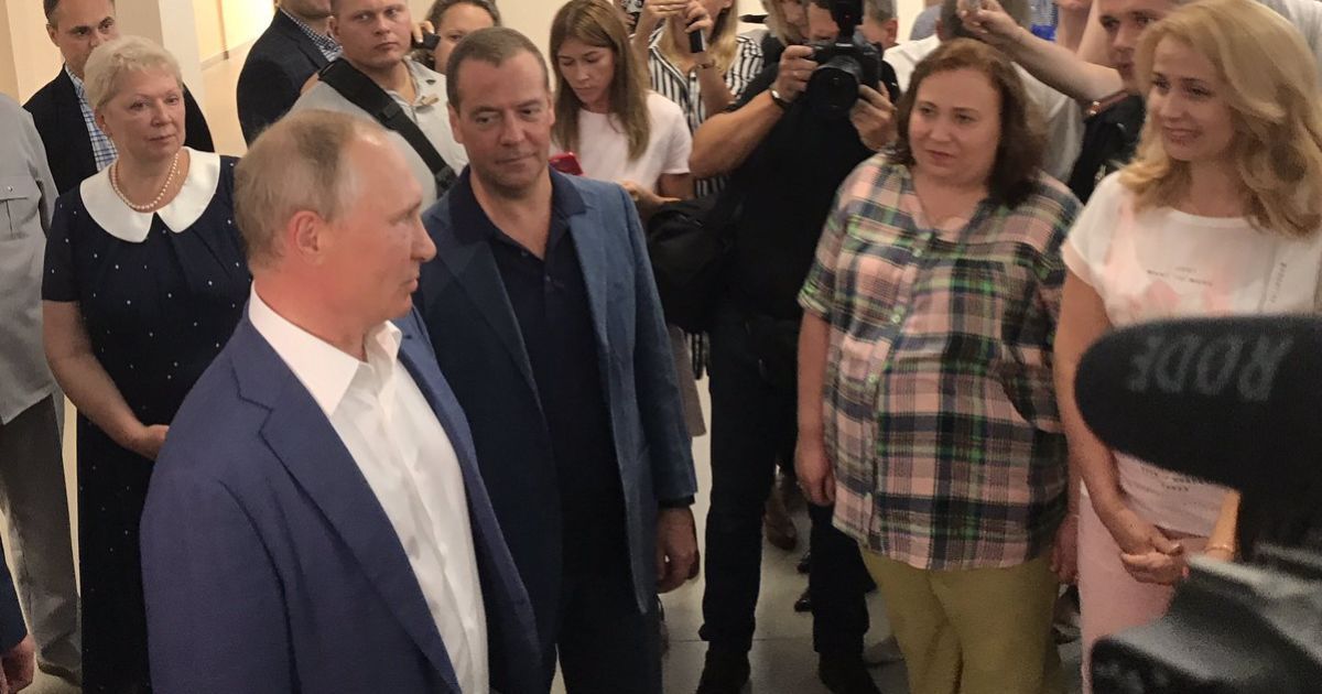 Путін прилетів із Медведєвим до окупованого Севастополя