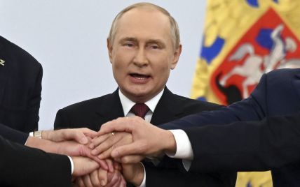 Латынина прокомментировала странное поведение Путина во время выступления в Кремле: "Безумный, притворяющийся безумным"