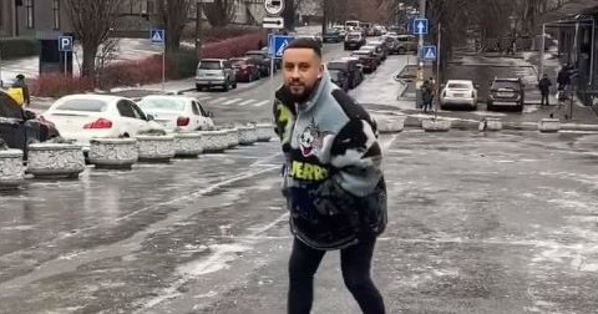 MONATIK в центре Киева устроил покатушки на гололедице