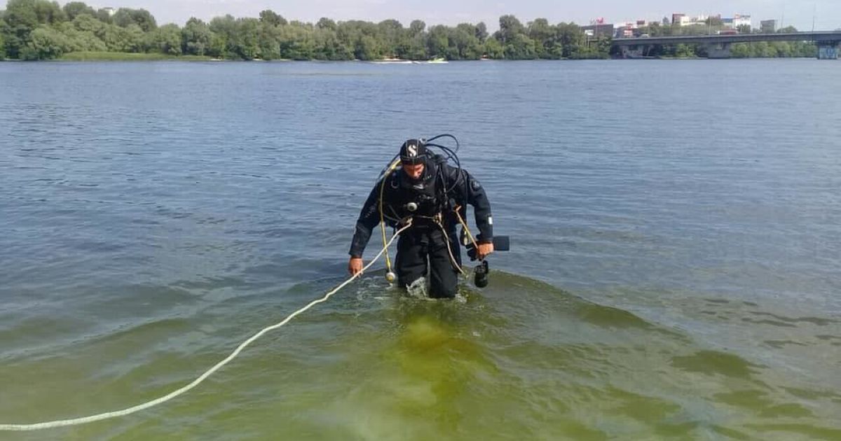 У Києві водолази з Дніпра витягнули тіло потопельника