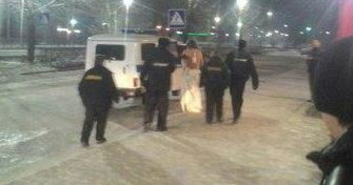 Мужчина пришел за пивом с трубками от капельницы / © shans-online.com
