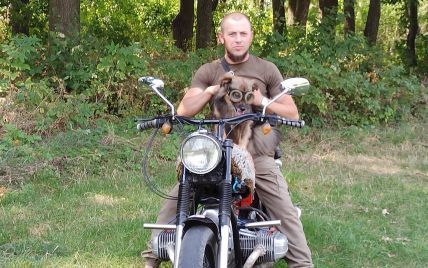 В окулярах і на байку: пес з Кіровоградщини подорожує з господарем на мотоциклі Україною