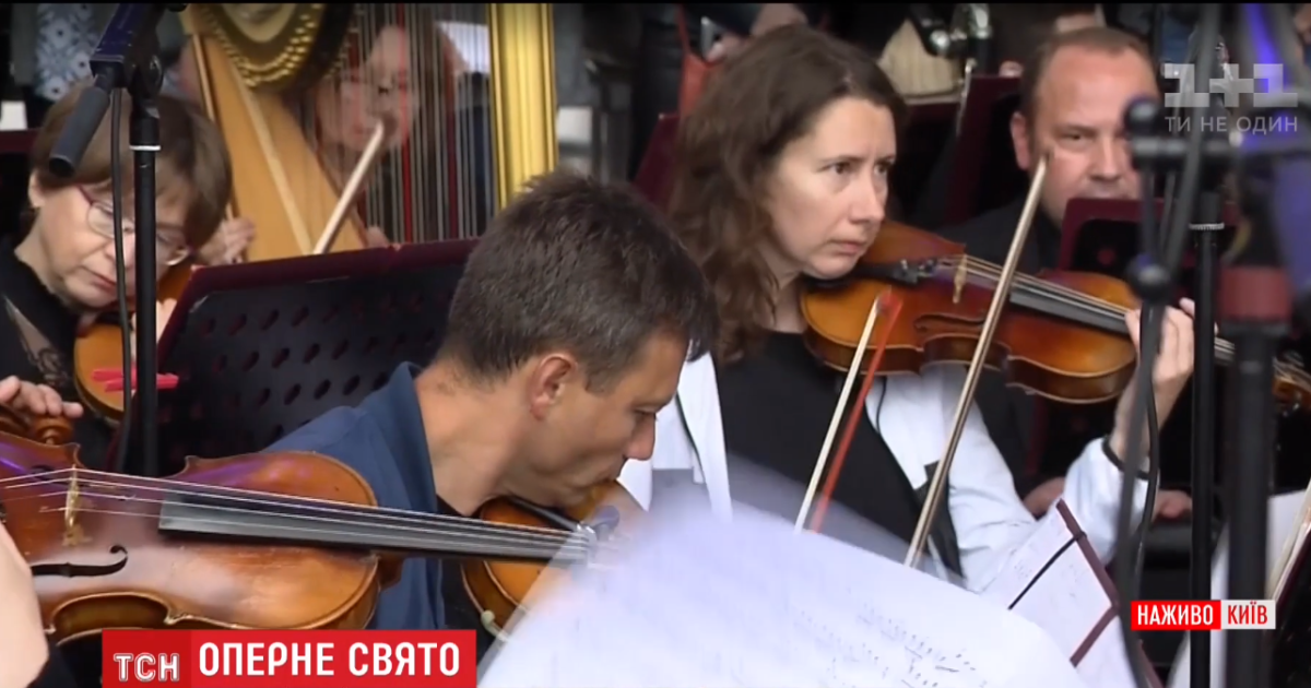 Грандиозное действо под открытым небом: в центре Киева оперные звезды дали бесплатный концерт