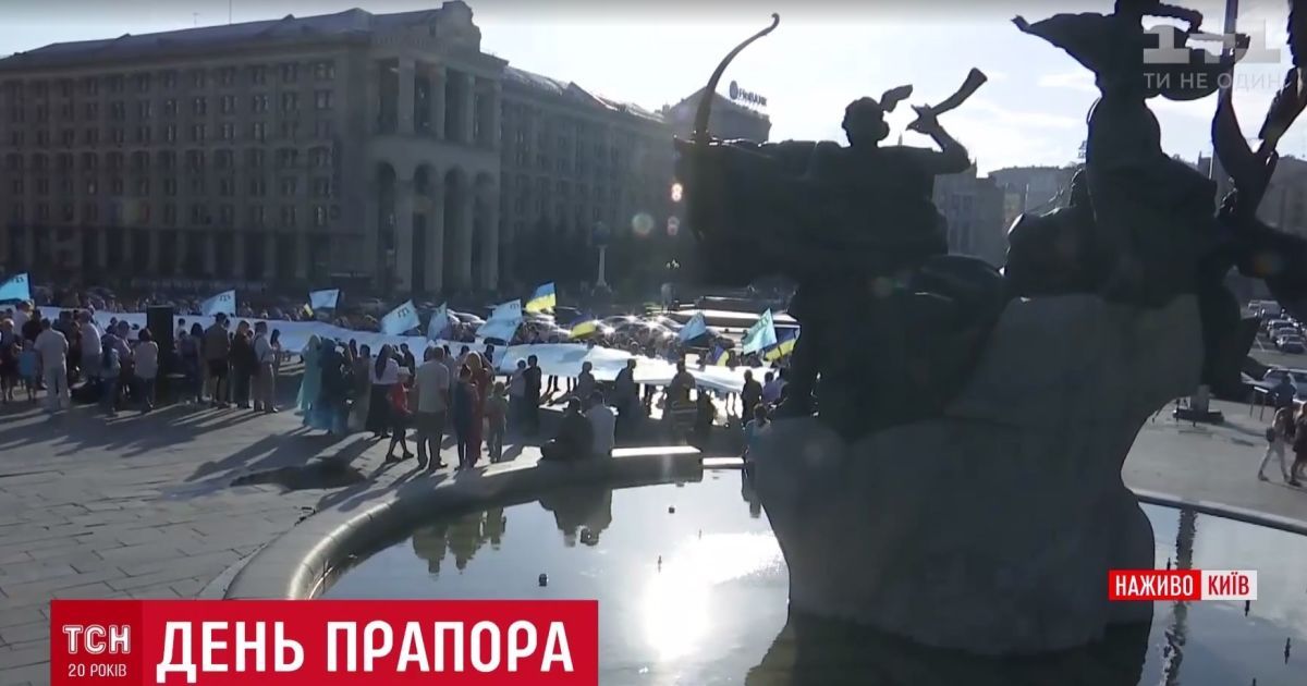Крымскотатарские флаги подняли над всеми посольствами Украины в мире