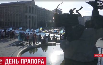 Кримськотатарські прапори підняли над усіма посольствами України у світі