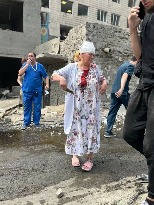 оккупанты повредили один из корпусов детской больницы "Охматдет". / © Telegram / Андрей Ермак