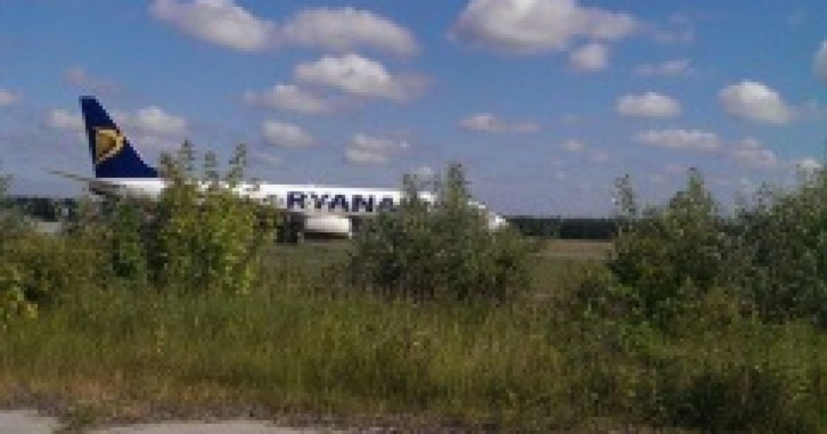 У літаку знайшли підозрілий пакунок