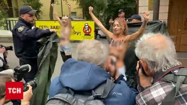 Феміністки влаштували акцію протесту біля іранського посольства у Києві