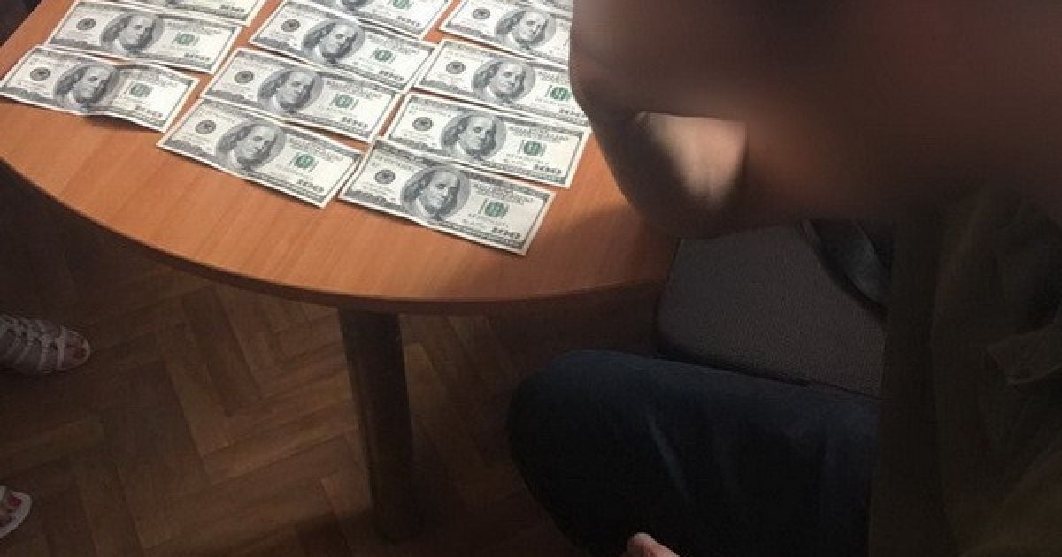 На Львівщині слідчого поліції затримали на хабарі у 3 тис. доларів