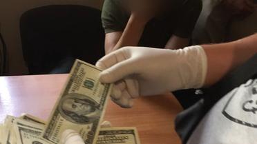 На Львівщині слідчого поліції затримали на хабарі у 3 тис. доларів / © СБУ