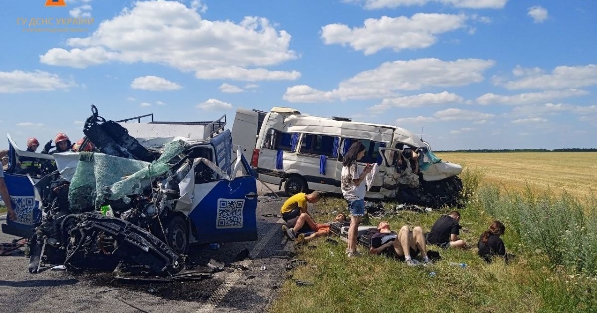 Наслідки ДТП за участі двох бусів.