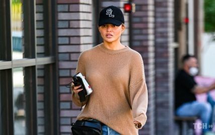 В рваных джинсах и свитере: модель Крисси Тейген попала под прицел папарацци