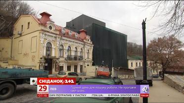 Киевлян шокировал новый фасад театра на Андреевском спуске
