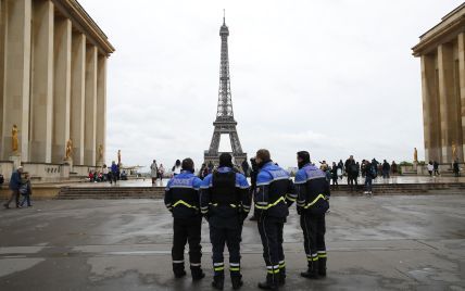В Париже с Эйфелевой башни срочно эвакуировали людей – на нее пытается забраться мужчина
