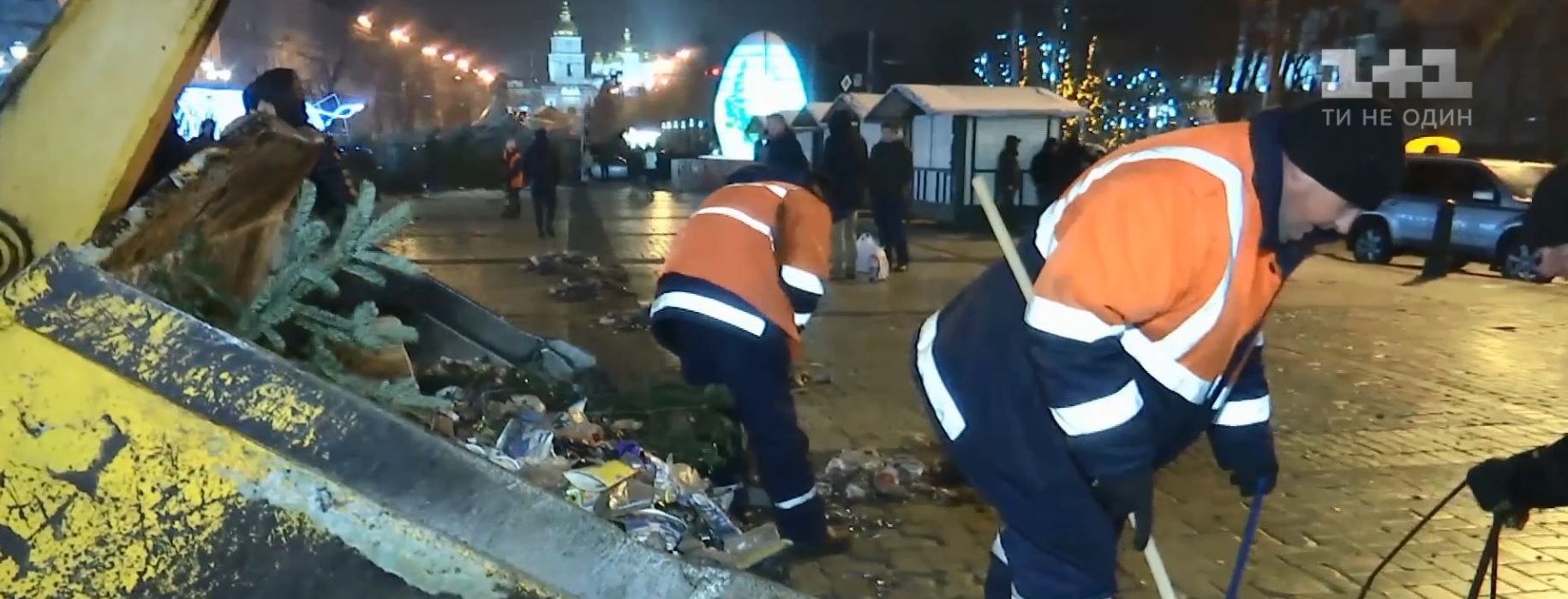 После новогодней ночи из центра Киева выгребли более 100 тонн мусора