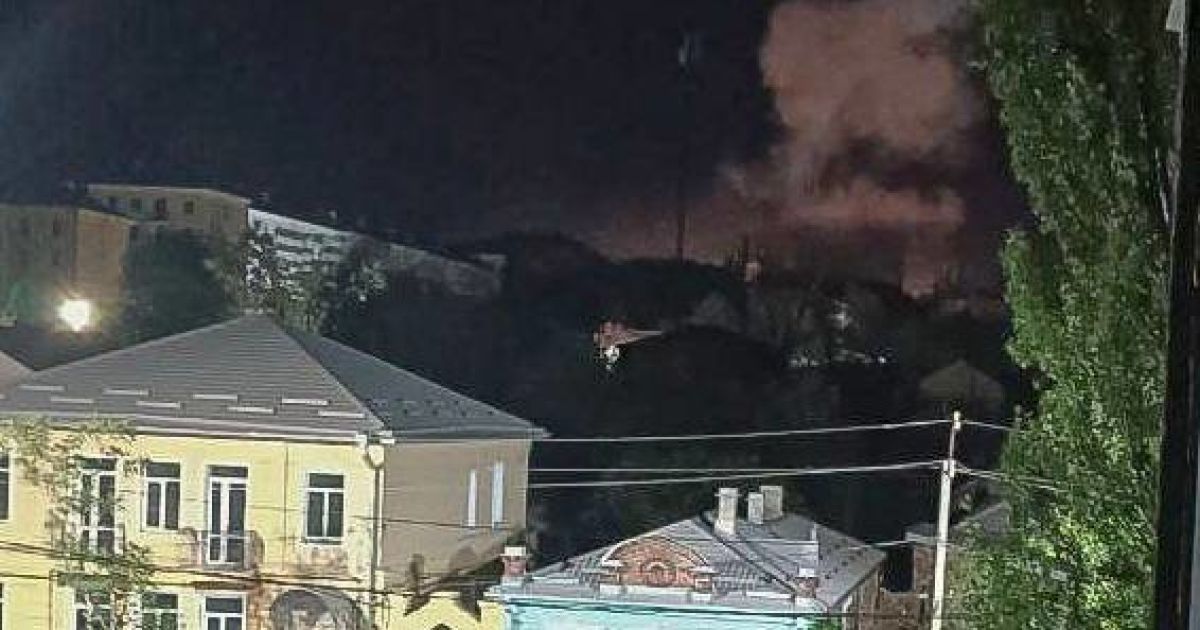 Дим після вибухів у тимчасово окупованому Маріуполі