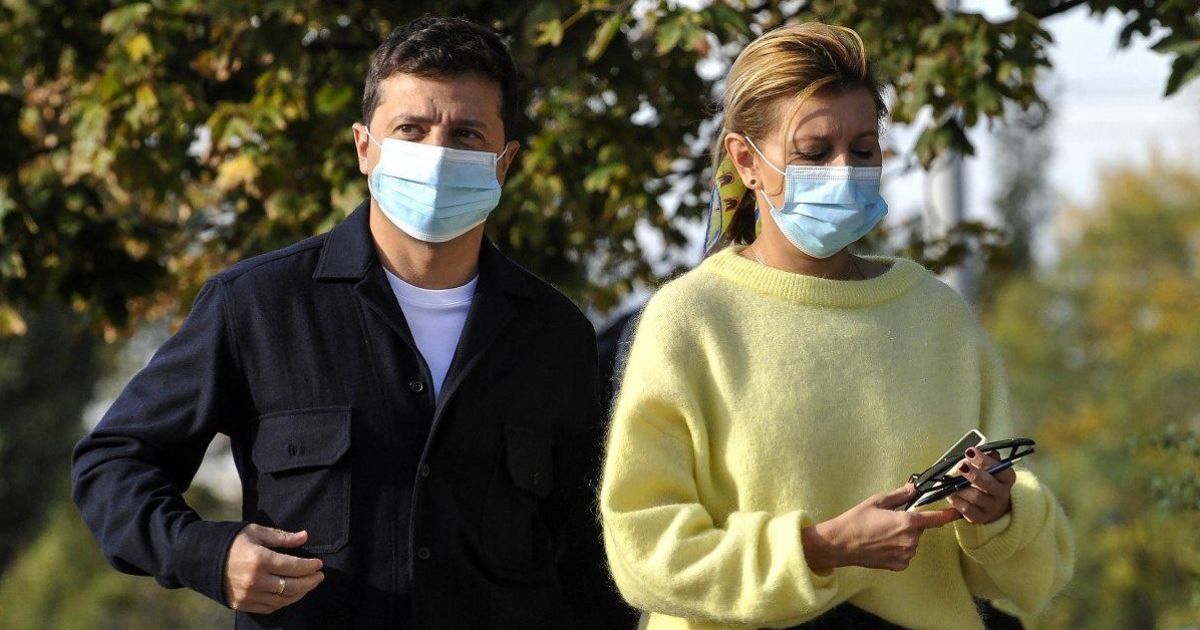 Зеленський з дружиною проголосували: на виборчій дільниці до них вибігла напівоголена активістка Femen