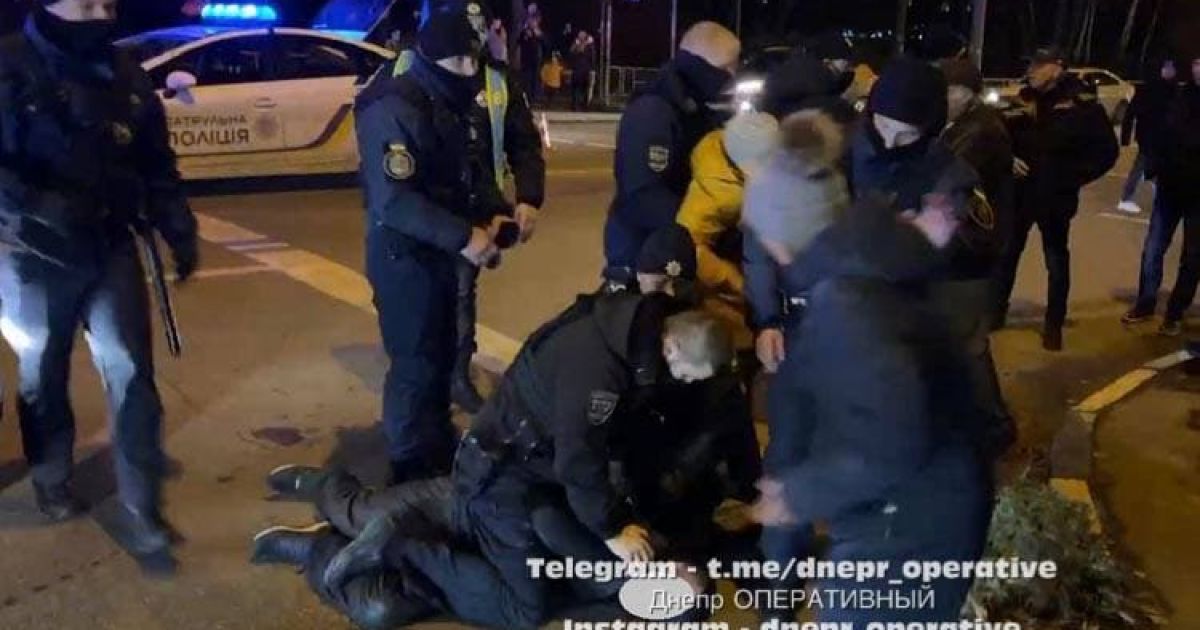 В Кривом Роге нетрезвый водитель спровоцировал ДТП и покусал патрульного: чем все закончилось