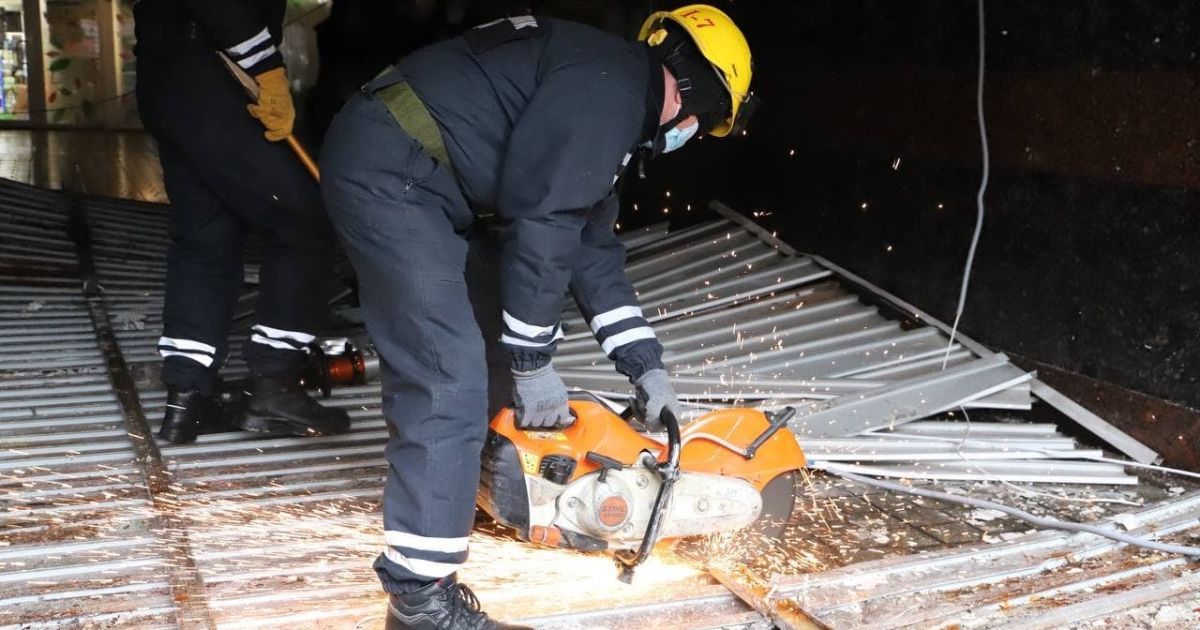 У переході на майдані Незалежності, де обвалилася стеля, працюють рятувальники