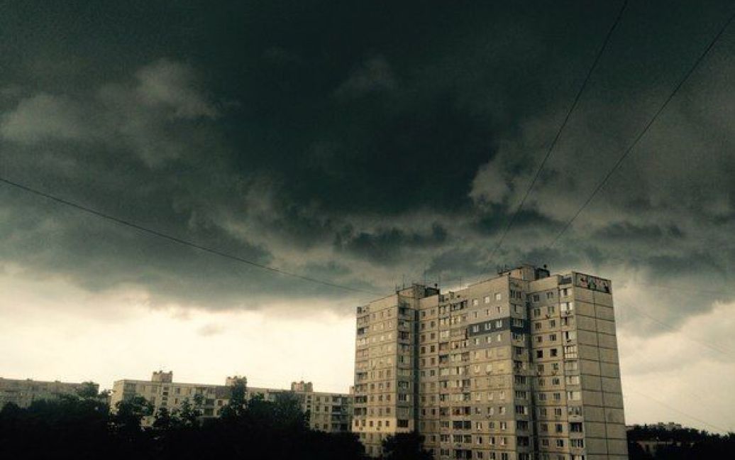 Під час дощу небо у Харкові затягнули чорні хмари. / © ВКонтакте/Харьков live