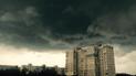 Во время дождя небо в Харькове затянули черные тучи.