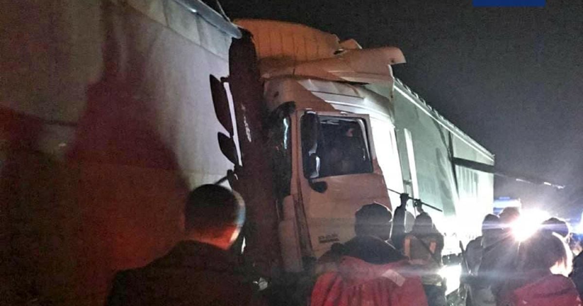 У Київській області зіштовхнулися три вантажівки