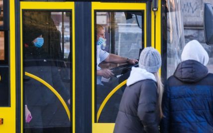 В Киеве мошенники торгуют "спецпропусками" для общественного транспорта: фото фальшивого документа