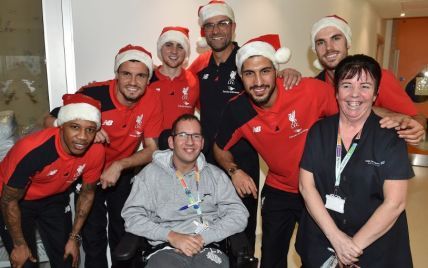 Игроки "Ливерпуля" и Клопп спели рождественские песни с пациентами детской клиники