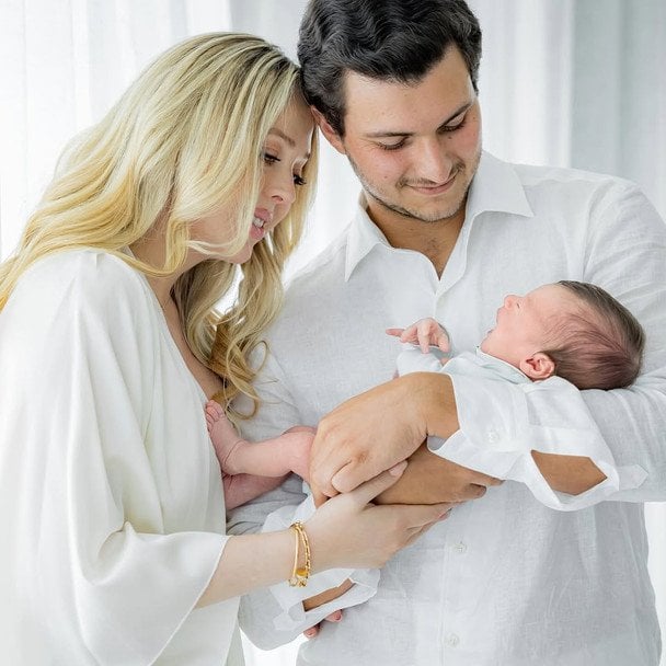 Тиффани Трамп с сыном Александром и мужем Майклом Булосом / © Instagram Тиффани Трамп