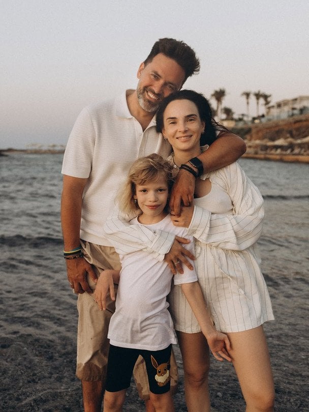 Дружина Мірошниченка похвалилась вагомими досягненнями 10-річної названої доньки на Балі