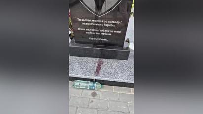 В Белой Церкви вандалы облили красной краской могилы воинов