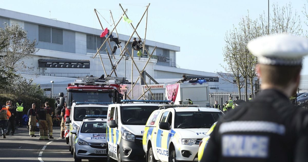 Экоактивисты заблокировали выход массовых газет Великобритании, задержаны больше 70 человек