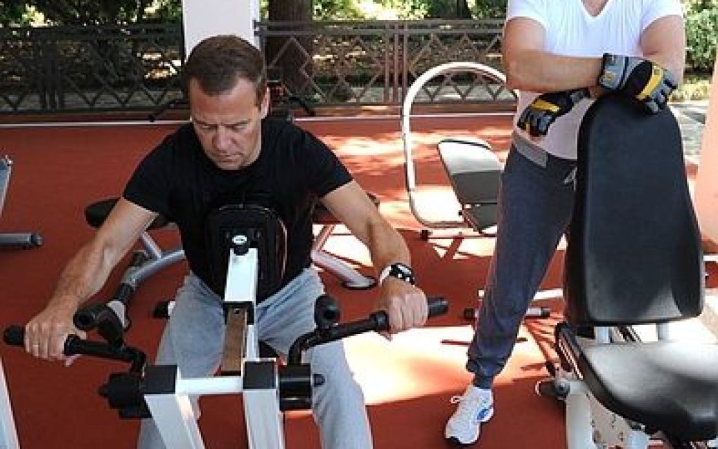 Путин и Медведев затеяли показательную тренировку на тренажерах / © kremlin.ru