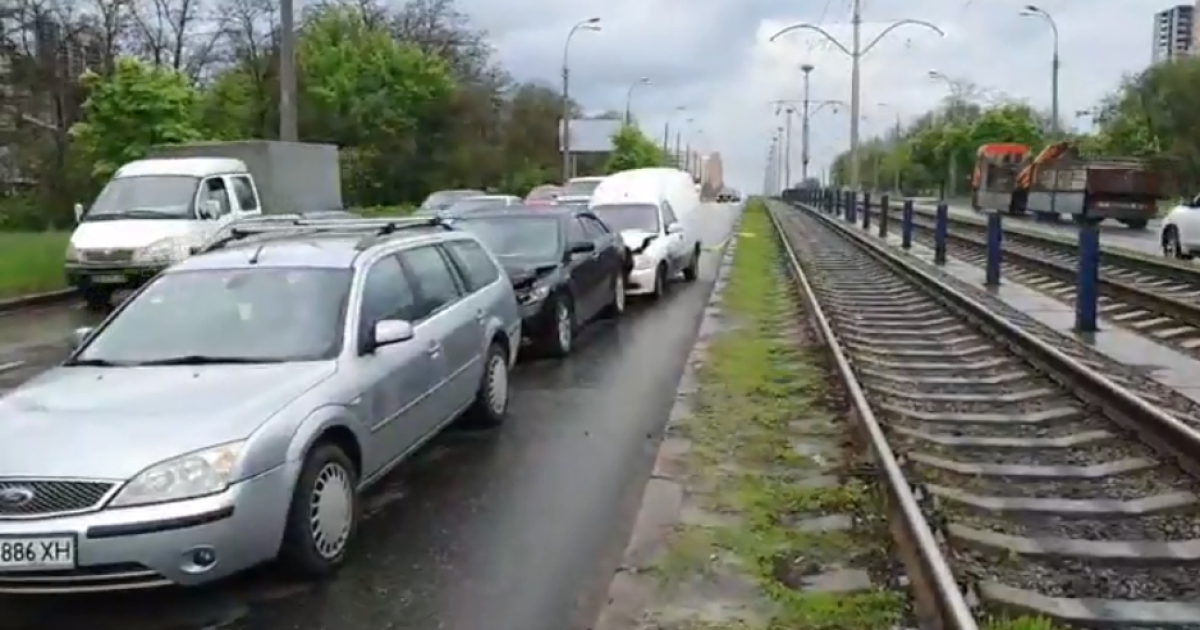 У Києві на Комарова через вибоїну зіткнулося півдесятка авто